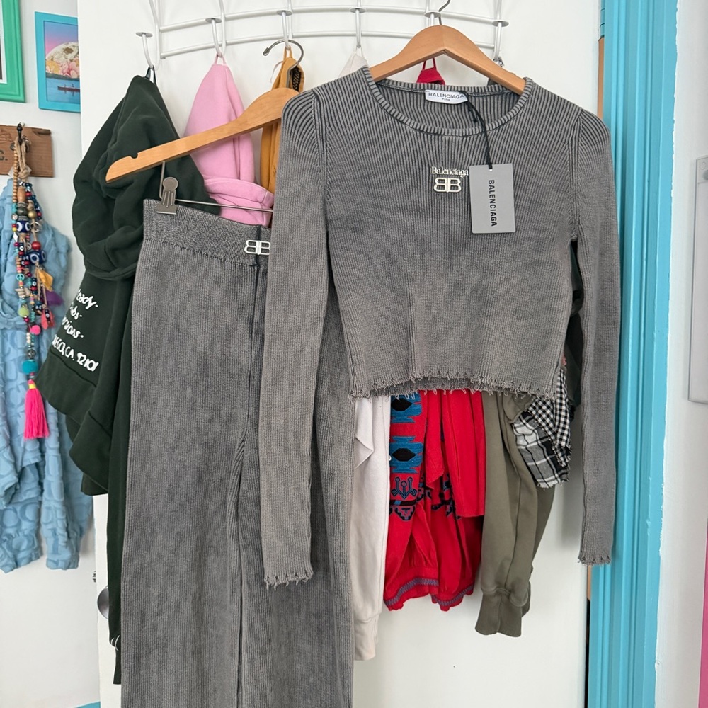 Gray Ribbed Knit Two-Piece Set - Picture 2 of 8